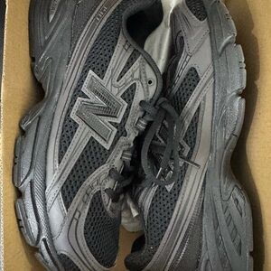 New Balance Women's Sneakers - Black